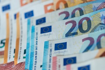 Langenbernsdorf: Geld an Betrüger verloren - Eine Frau hat viel Geld an einen Betrüger verloren.