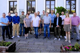Langenbernsdorf: Neun neue Gesichter im Gemeinderat und ein Vater-Tochter-Gespann - Das sind die Mitglieder des neuen Gemeinderates von Langenbernsdorf. Auf dem Foto fehlen Jacqueline Scharfen und Andreas Wohlrabe, in der Bildmitte Bürgermeister Tobias Bär.