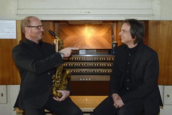 Langenbernsdorf: „Orgelsax“ spielt in der Katharinenkirche - Das Duo „Orgelsax“ spielt am Feiertag in der Katharinenkirche Langenbernsdorf.