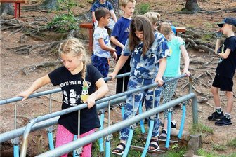 Langenbernsdorf: Waldsportplatz soll wieder Lust auf Sport und Fitness machen - Grundschüler von der Werdauer "ABC-Kinderinsel" besuchten am Dienstag den Waldsportplatz "Stöckener Hasenheide", wo sie auch die "bewegliche Brücke" über den Bach testeten. Fotos: Thomas Michel