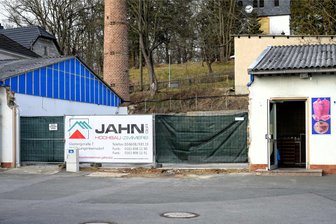 Langenbernsdorf: Wie es mit dem Dorfgemeinschaftszentrum weiter gehen soll - Im Flachbau, der sich an das „Weiße Roß“ anschließt, klafft eine große Lücke. Sie soll so schnell wie möglich umbaut werden, um Ausweichmöglichkeiten zum Beispiel für den Getränkemarkt zu schaffen, wenn das Baugeschehen weiterrückt.