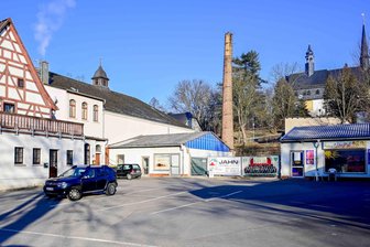 Langenbernsdorf: Wie es mit dem Dorfgemeinschaftszentrum weitergeht - Mit dem Abriss des alten Schornsteins soll der Bau des Dorfgemeinschaftszentrums jetzt beginnen.