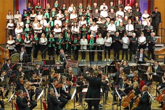 Langenbernsdorf: Zum Jubiläum kehrt der Chor wieder ins Dorf zurück - Voriges Jahr gastierte "Ein Dorf singt" in der Stadthalle Werdau. Dieses Jahr tritt das Ensemble wieder im „Roß“ auf.