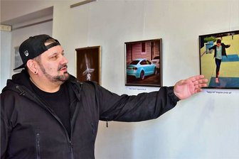 Langenbernsdorfer liebt ungestellte Fotos und die Musik - Enrico König stellt in der Galerie der Stadthalle Werdau aus. Seine Fotos sind bis zum 17. April dort zu sehen.