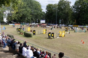 Langenbernsdorfer Reiterhof nimmt den Breitensport in den Fokus - Nachdem Henry Stude am vergangenen Wochenende beim Turnier in Lengenfeld selbst aktiv war, hat er an diesem Wochenende auf dem eigenen Reiterhof den Hut auf für zwei Tage volles Programm.