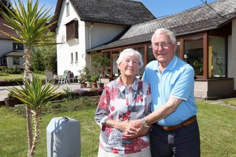 Langenbernsdorfer sind 65 Jahre ein Paar: „Wir sind nie böse aufeinander zu Bett gegangen“ - Vor 65 Jahren gaben sich Helga und Alfons Zech aus Langenbernsdorf das Ja-Wort. Gefeiert wird das seltene Jubiläum am Wochenende im Kreise der Familie.
