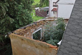 Langenchursdorf: Angst vor marodem Nachbarhaus wächst – doch die Ämter helfen nicht - Wenn Thosts aus dem Fenster schauen, sehen sie den Anbau des Nachbarhäuschens: Das Dach ist eingestürzt, die Mauern neigen sich gefährlich.