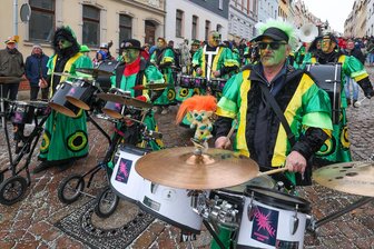 Langenchursdorf feiert seinen traditionellen Straßenfasching am Samstag nach dem Aschermittwoch - Die Urknall-Westsachen Gugge – hier beim Straßenfasching in Meerane – sorgt für Musik.