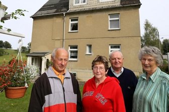 Langenchursdorf: Mieter klagen über geplanten Hausverkauf - Landgrafs (links) und Schaarschmidts wohnen seit Jahrzehnten in dem Dreifamilienhaus an der Waldenburger Straße, das 1925 gebaut wurde und arg reparaturbedürftig ist. Wegziehen wollen sie nicht.