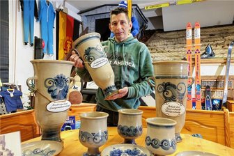 Langenchursdorf: Schanzenmuseum zeigt Ostermontag neue Schätze - Danny Neukirch mit den neuesten Errungenschaften des Schanzenmuseums: Wanderpokale und andere Keramik für die Wettbewerbsbesten wurden in Waldenburg getöpfert.