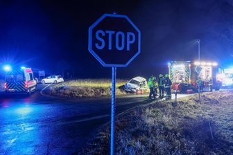 Langenchursdorf: VW und Renault kollidieren an Kreuzung - Ein VW Golf und ein Renault Megane sind am Abend des 23. Dezembers nahe der Schettlermühle kollidiert.