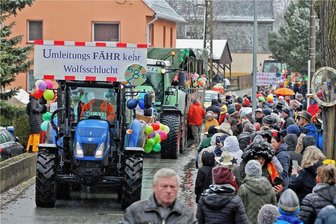 Langenchursdorfer Narren nehmen Straßenbau auf Schippe - Pünktlich 14.14 Uhr setzte sich der Faschingsumzug in Langenchursdorf in Bewegung. 