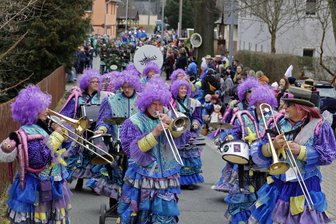 Langenchursdorfer Straßenfasching: Was Besucher wissen müssen - Der Verein Urknall-Westsachen Gugge aus Meerane (Foto) sorgt wie schon im vergangenen Jahr für stimmungsvolle Musik beim Straßenfasching in Langenchursdorf.