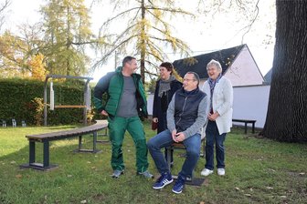 Langenhessen: Begegnungsplatz an der Radwegekirche ist eingeweiht - Markus Thierfeldt (l.), Gunter Prem, Evelyn Hiller – alle vom Kirchenvorstand – und Susan Pühn (hinten), Baupflegerin im Regionalkirchenamt Chemnitz, freuen sich über die gelungene Baumaßnahme.