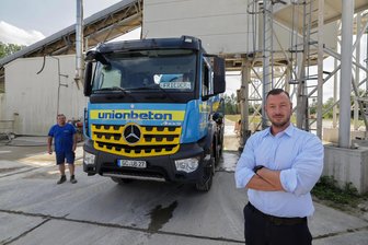 Langenhessen: Betonhersteller trotz Baukrise noch gut im Geschäft - Der Chef der Firma Unionbeton, Ronny Weigel (r.), an der Mischanlage in Glauchau. Der 38-Jährige ist für insgesamt 20 Mitarbeiter an den drei Standorten zuständig, die die Anlagen betreuen und als Fahrer beschäftigt sind. Auch hier ist der Fachkräftemangel ein Dauerbrenner.