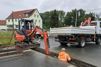 Langenhessen dicht: Anlieger mahnen bessere Ausschilderung an - Obwohl die Kreuzung an der Kirche im Werdauer Ortsteil Langenhessen derzeit voll gesperrt ist, halten sich nicht alle Autofahrer daran und passieren den Bereich. Auch am Donnerstag waren dort Mitarbeiter der Firma Langenreinsdorf STW Tiefbau mit Baggerarbeiten beschäftigt.