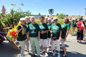 Langenhessen: Farbenfroher Festumzug mit Handball-Meisterinnen - Die Handball-Frauen der BSG Textil liefen im Festumzug mit.