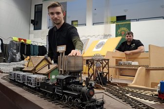 Langenhessen im Modellbahn-Fieber: Westernlandschaft und Schmalspurbahn aus dem 3D-Drucker - Niclas Pohl (l.) und Markus Pecher an der Anlage „Westdau Valley“.