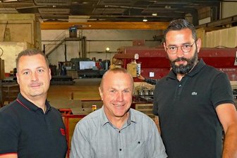 Langenhessen: Neue Chefs bauen Gefängnisgitter - Betriebsleiter Detlef Forster (M.) erklärt den beiden neuen Firmenchefs Michael Schultz (l.) und Nico Lippert die derzeitigen Arbeiten, die in Langenhessen erledigt werden.
