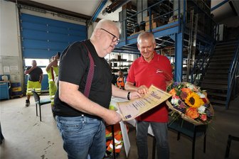 Langenhessen: Traditionsfirma sucht rechtzeitig Nachfolger - Herzlich verabschiedet wurde Christian Wutzler (rechts) von Firmenchef Andreas Heine.