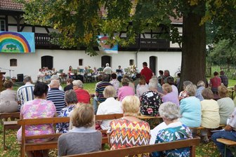 Langenhessen trifft sich zum gemeinsamen Singen unter der Linde - Zum gemeinsamen Singen wird für den Samstag in den Pfarrhof Langenhessen eingeladen.
