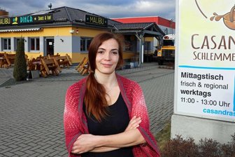 Langenhessen: Wie eine junge Frau den Malibu-Diner zum Leben erweckt - Linda Roith ist die Chefin von "Casandras Schlemmerkörbchen", das im ehemaligen Diner in Langenhessen ist. Der gelbe Schulbus davor bleibt stehen. Er soll Magnet bei künftigen Kinderfesten sein. 