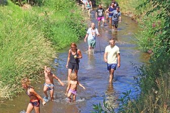 Langenhessener Brückenfest: Ein Spaziergang in der Pleiße - Gut gelaunt wanderten 79 Spaziergänger am Sonntag in Langenhessen in der Pleiße.