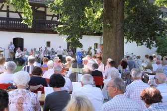 Langenhessener Volksliedersingen hat Tradition - Am Samstag wird wieder unter dem alten Lindenbaum um Pfarrhof Langenhessen in Gemeinschaft gesungen.