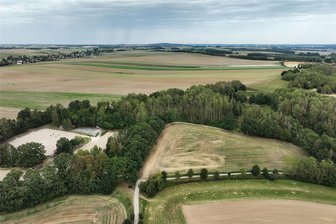 Langenleuba-Oberhain sagt Nein zum Bau einer Windkraftanlage - Blick zur Reitanlage Langenleuba-Oberhain. Auf der Fläche rechts sollte ein Windrad gebaut werden.
