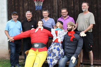 Langenreinsdorf: Den Dorfclub gibt’s schon seit 30 Jahren - Noch wird an den Puppen fürs Fest gearbeitet. Sie machen dabei mit (von links): Peter Jonzek, Reinhold Schlegel, Thomas Hoffmann, Bernd Pomerenke und Ralph Schlegel.