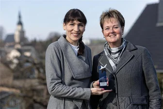 Langenreinsdorf: „Sachsen-Muddi“ Kristina vom Dorf freut sich über Gewinner-Pokal der „Freien Presse“ - Kristina Zorniger alias Kristina vom Dorf (links) freute sich über den Gewinner-Pokal, den ihr Reporterin Annegret Riedel überreicht hat.