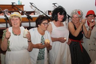 Langenreinsdorfer Esstheater: Auftritt zwischen Schenkelklopfern und Sauerbraten - "Das Licht geht aus, wir gehen nach Haus!" Die Akteure des Langenreinsdorfer Esstheaters, Gustav (Reinhard Erdmann), Leni (Marion Fengler), Schwester Kati (Petra Erdmann), Otto (Jürgen Christer), Resi (Heidi Friedrich) und die Servicekraft (Gabi Christer, v. l.) nach dem Auftritt in Lauterbach.
