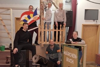 Langenreinsdorfer Fasching wird märchenhaft: Wenn Drachen und Dichter tanzen - Julian, Mady, Diana, André, Thea und Anne (v. l.) arbeiten an der Bühnendekoration.