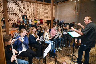 Langenstriegis bei Frankenberg: Wo Kühe muhten, beweisen jetzt Bläser aus Oederan ihre Puste - Ferienfreizeit mit Probenlager: Wolfgang Uhlig agiert als musikalischer Projektleiter.