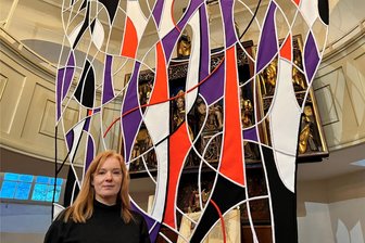 Langenstriegis dockt an Kulturhauptstadt Chemnitz an - Künstlerin Jessica Buhlmann aus Berlin hat den Altar der Dorfkirche Langenstriegis verhüllt.