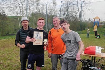 Langenstriegis kämpft für sein Reitturnier - Zusammenhalt in Langenstriegis: Ben Morgenstern (2.v.l.) war bester Spieler des 21. Turniers um den Pokal des Ortschaftsrates. Ortschaftsvorsteher Achim Thimann, LSV-Vereinsvorsitzender Olaf Meyer und Vereinsmitglied Piet Bergold (v.l.) gratulierten. 