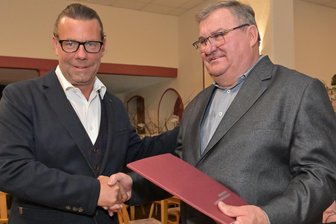 Langenweißbach bekommt neuen Bürgermeister: Warum sein Vorgänger auf eine ordentliche Übergabe besteht - Der neue Bürgermeister Denis Grellmann (links) kommt wie sein Vorgänger Jens Wächtler aus der Unabhängigen Wählergemeinschaft (UWG).