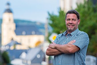 Langenweißbachs neuer Bürgermeister: „Kein Krickelkrakel mehr - wir schauen nach vorn“ - Denis Grellmann ist der neue Bürgermeister von Langenweißbach. Er mutmaßt, dass die Sticheleien der CDU gegen die Konkurrenten ihm letztlich geholfen haben.