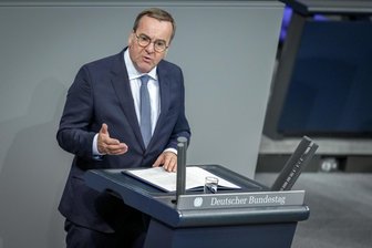 Langer Atem bei der Bundeswehr notwendig - Boris Pistorius (SPD), Bundesminister der Verteidigung, spricht im Plenum des Bundestags.Foto: Kay Nietfeld/dpa