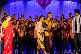 Langer Beifall trotz kurzer Probe - 70 Teenager brachten das "Musical 77" des Vereins Adonia auf die Bühne in der Turnhalle am Schwanenteich.