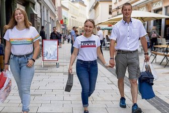 Langer Einkaufstag gibt Einzelhandel in Annaberger Innenstadt wieder Zuversicht - Lydie Lindner, Schwester Viktoria Lindner und Ehemann Lukas Lindner (von links) nutzten den langen Einkaufsfreitag in Annaberg-Buchholz für einen Bummel über die Buchholzer Straße.