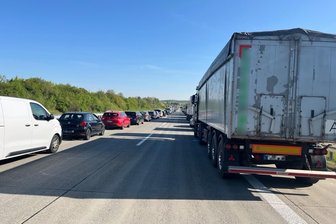 Langer Stau auf A 72: Unfall mit drei Autos nahe Chemnitz - Für rund 40 Minuten war die Autobahn 72 vollgesperrt. Es bildete sich ein langer Stau.