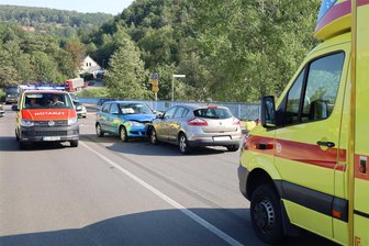 Langer Stau in Aue nach schwerem Unfall an wichtiger Kreuzung – Feuerwehr im Dauereinsatz - Bei einem Unfall in Aue sind am Donnerstag mehrere Menschen verletzt worden. Es bildete sich ein langer Rückstau.