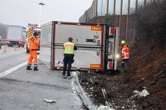 Langer Stau nach LKW-Unfall auf der A 72 bei Chemnitz - Laut Polizei geriet der Laster auf die Böschung und kippte schließlich um. Die Beseitigung des Fahrzeugs dauert an.
