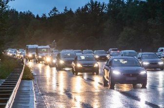 Langer Stau nach Unfall auf A 72 - Am Sonntagabend gab es auf der A72 in Richtung Leipzig kein Durchkommen. Der Verkehr wurde an der Anschlussstelle Zwickau-West abgeleitet.