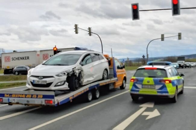 Langer Stau nach Unfall auf der B 92 - Eines der am Unfall auf der B 92 bei Oelsnitz beteiligten Fahrzeuge wird abtransportiert. 