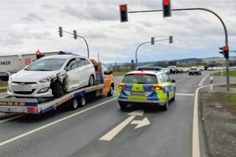 Eines der am Unfall beteiligten Fahrzeuge wird abtransportiert.