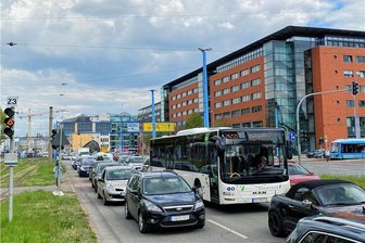 Langer Stau nach Unfall mit Straßenbahn in der Chemnitzer Innenstadt - Ausgebremst auf dem Weg ins Wochenende: Auf der Chemnitzer Bahnhofstraße ging am Freitagnachmittag nichts mehr. 