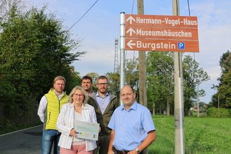 Langer Weg führt zum Erfolg: Touristisches Leitsystem für Vogtländisches Mühlenviertel und Burgsteingebiet steht - Treffen nahe Krebes zur Einweihung des touristischen Leitsystem: Michael Pohl, Heike Löffler, Steffen Raab, Michael Frisch und Mario Anders (von links). 