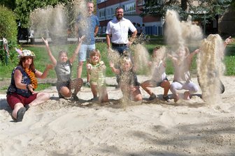 Langersehntes Projekt wird in Mulda Wirklichkeit: Riesenfreude über XXL-Sandkasten - Jubel in Mulda: Bianca Beyer, Melina, Zoe, Mia, Anny, Elisa und Thea, Tobias Burkhard und Michael Wiezorek (v.l.).